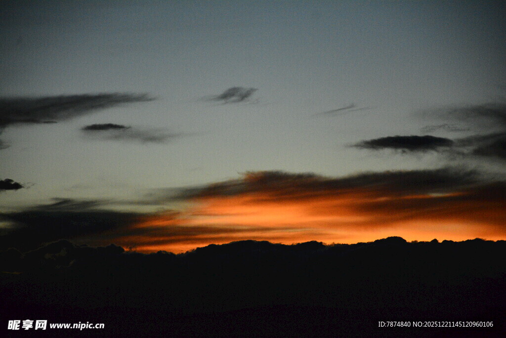 日落时分的天空与远山