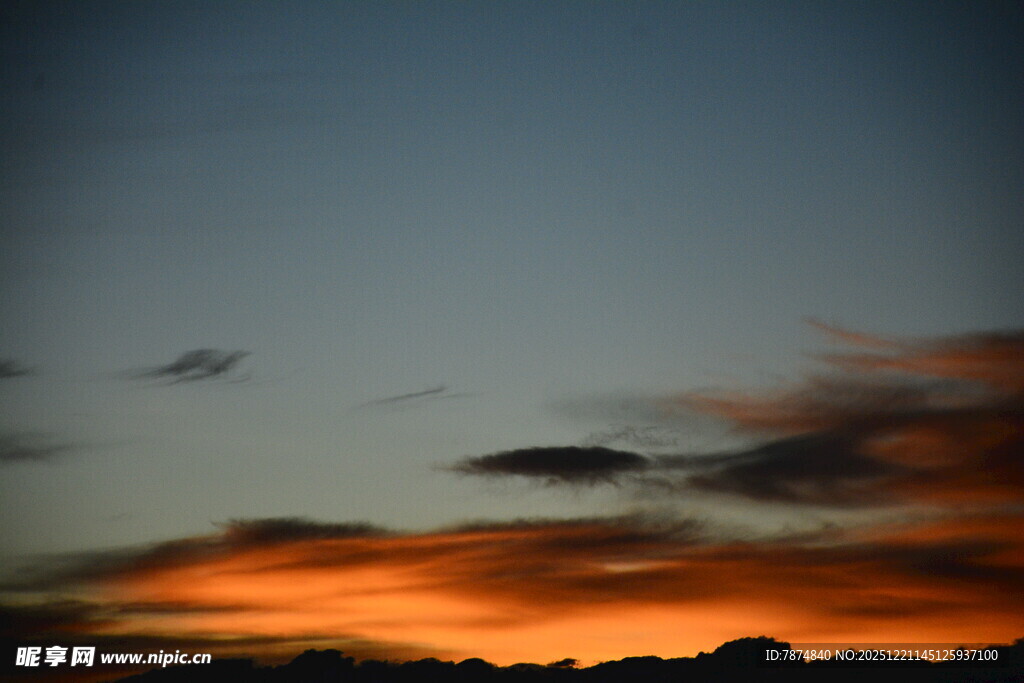 黄昏天空中的绚烂云彩