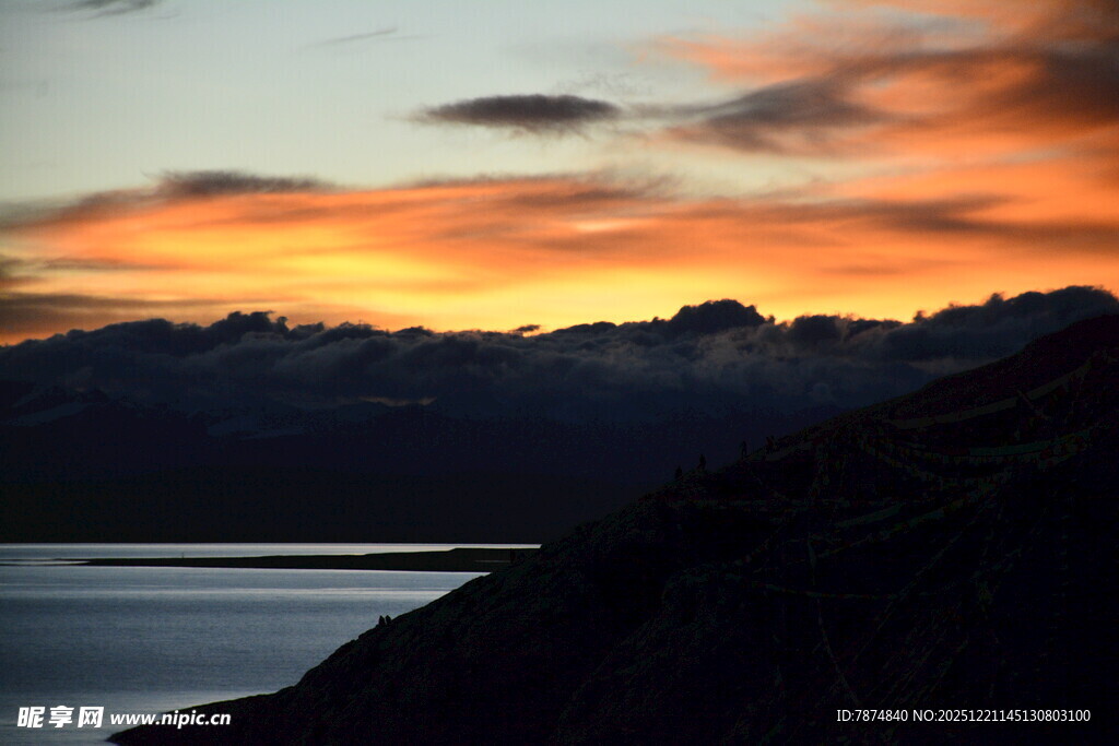 日落时分的湖山美景