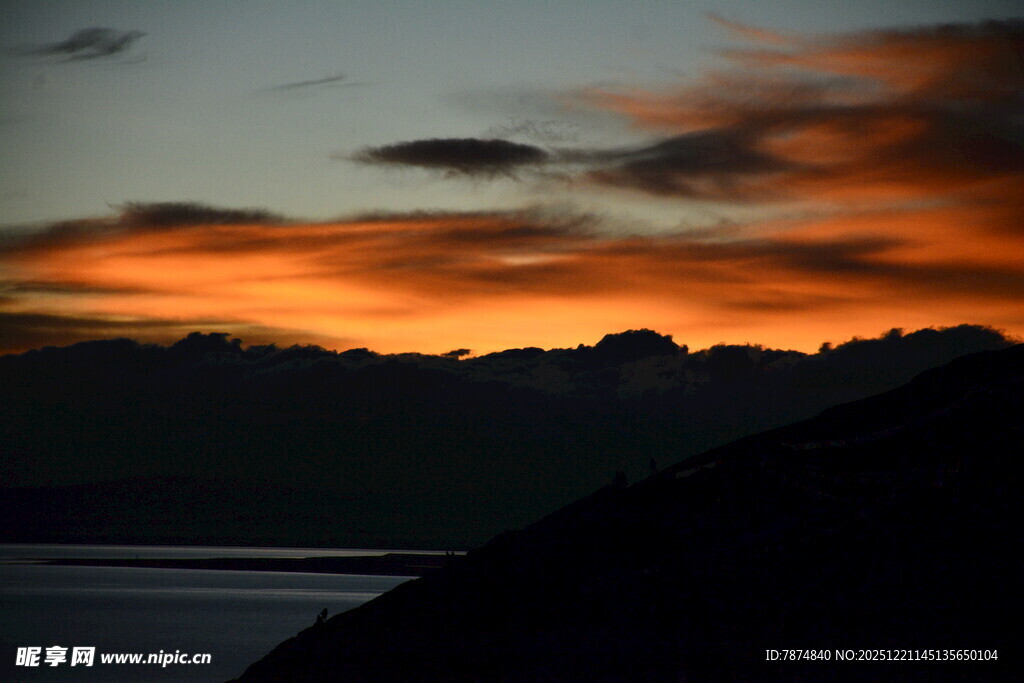 湖畔壮丽日落美景