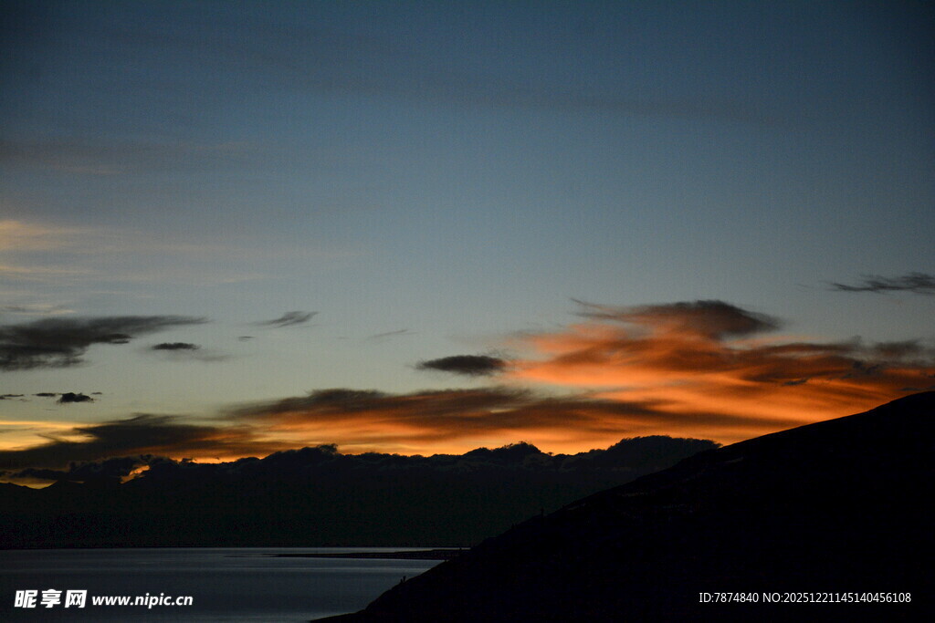 日落时分的壮丽天空景色