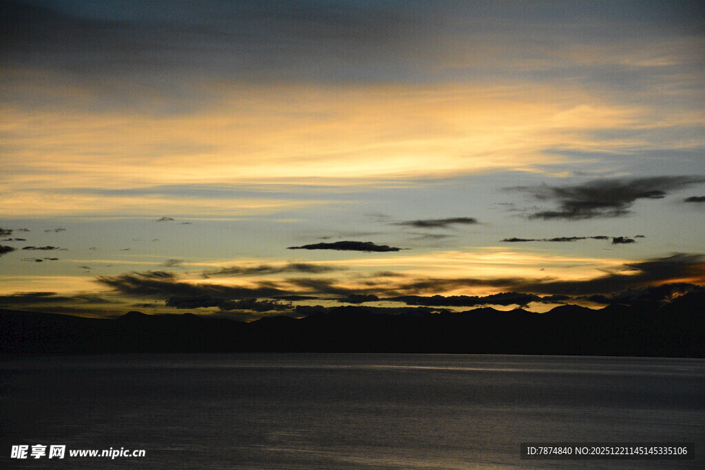黄昏时分的天空与水面景色