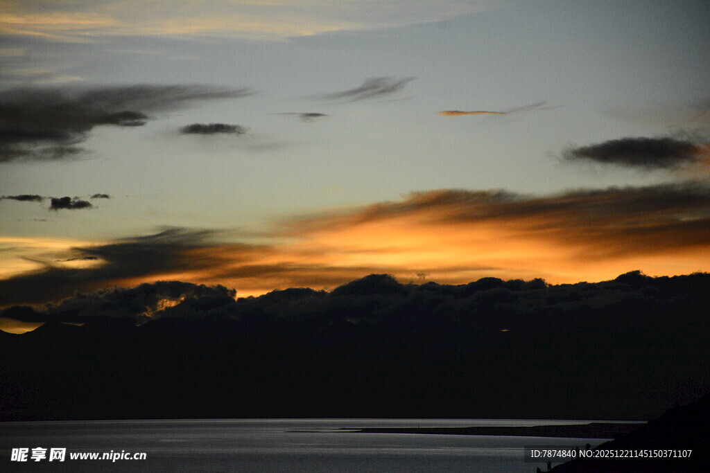 海边黄昏天空壮丽景色