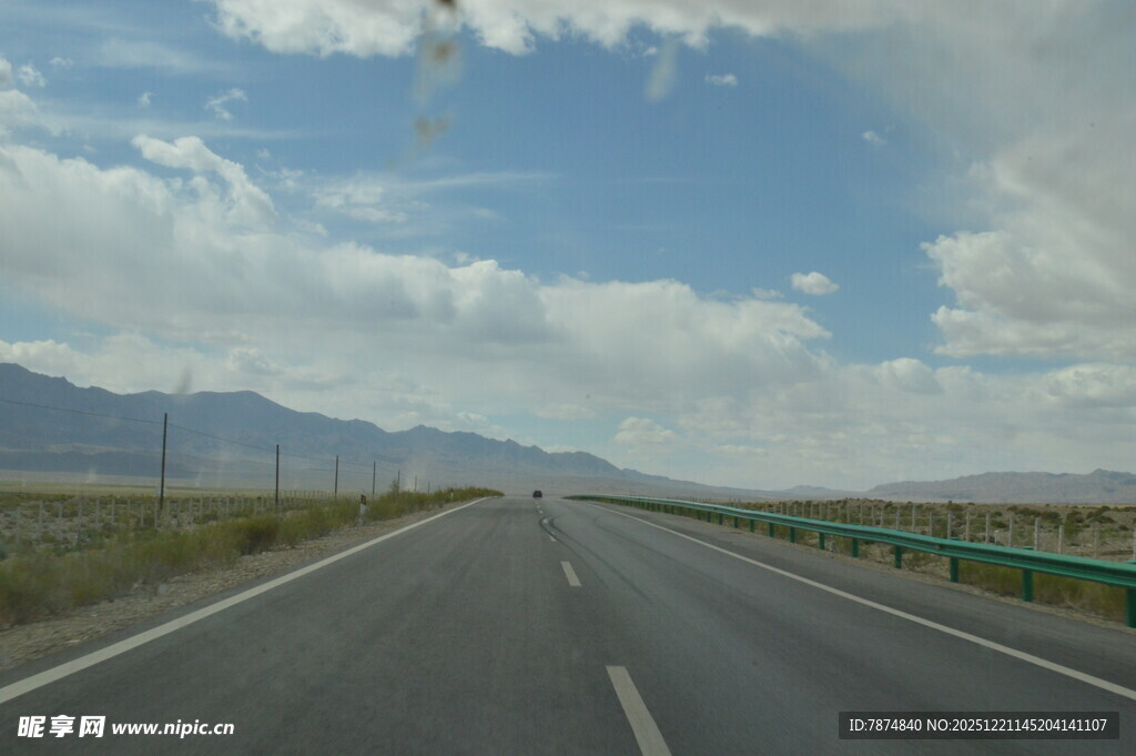 宽阔公路伸向远方