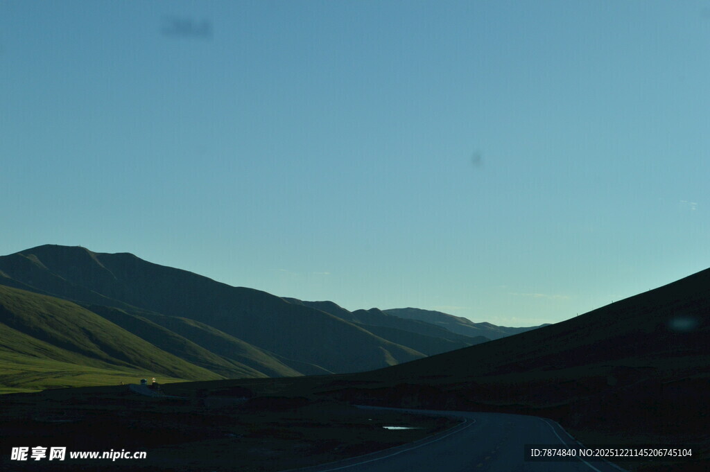 山间公路 静谧自然风光