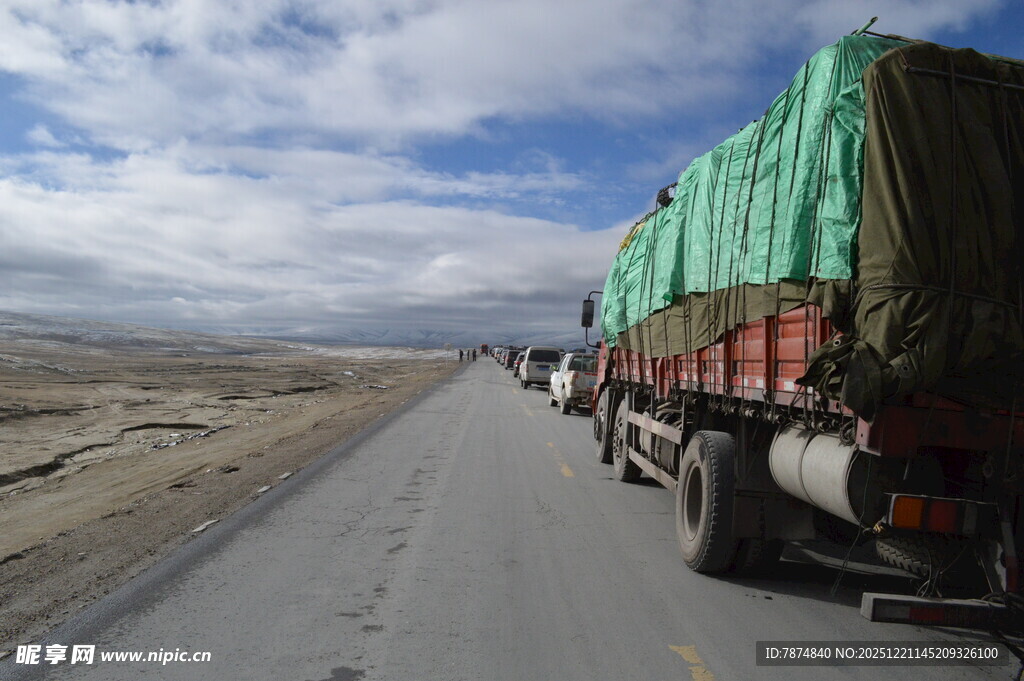 公路上的载货大卡车