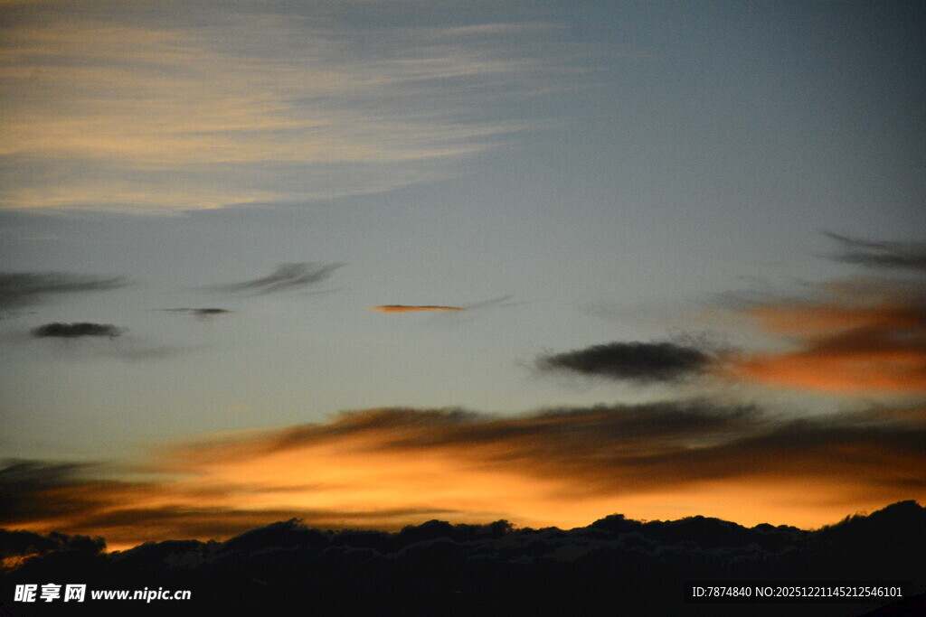 黄昏时分的绚丽天空
