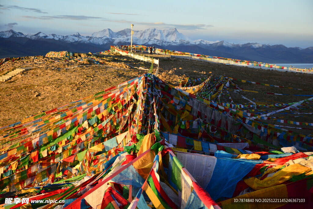 草原上的五彩经幡
