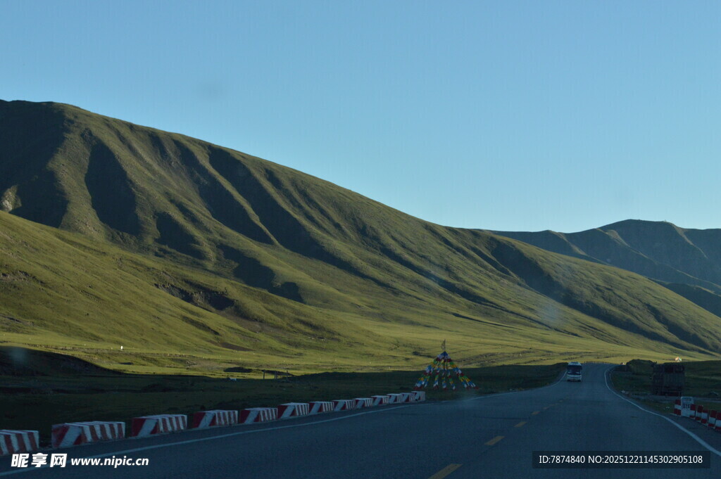 公路旁的翠绿山峦