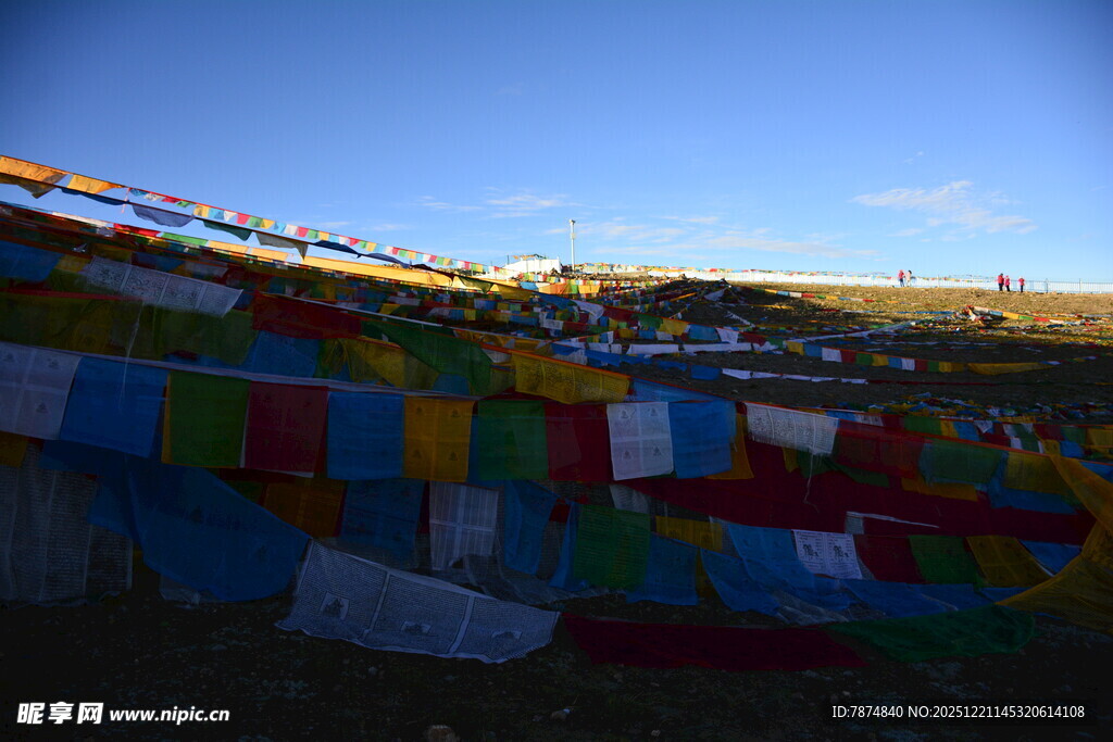 草原上的多彩经幡