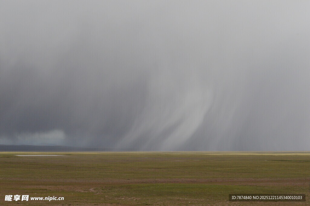 草原上的壮观风暴景象