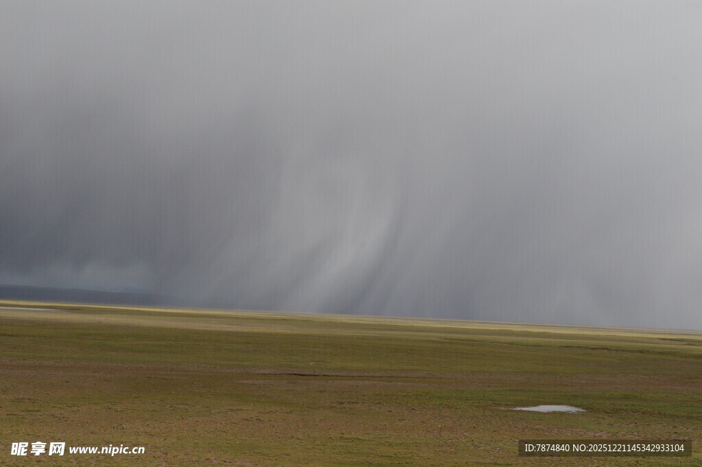 草原上的雨幕景观