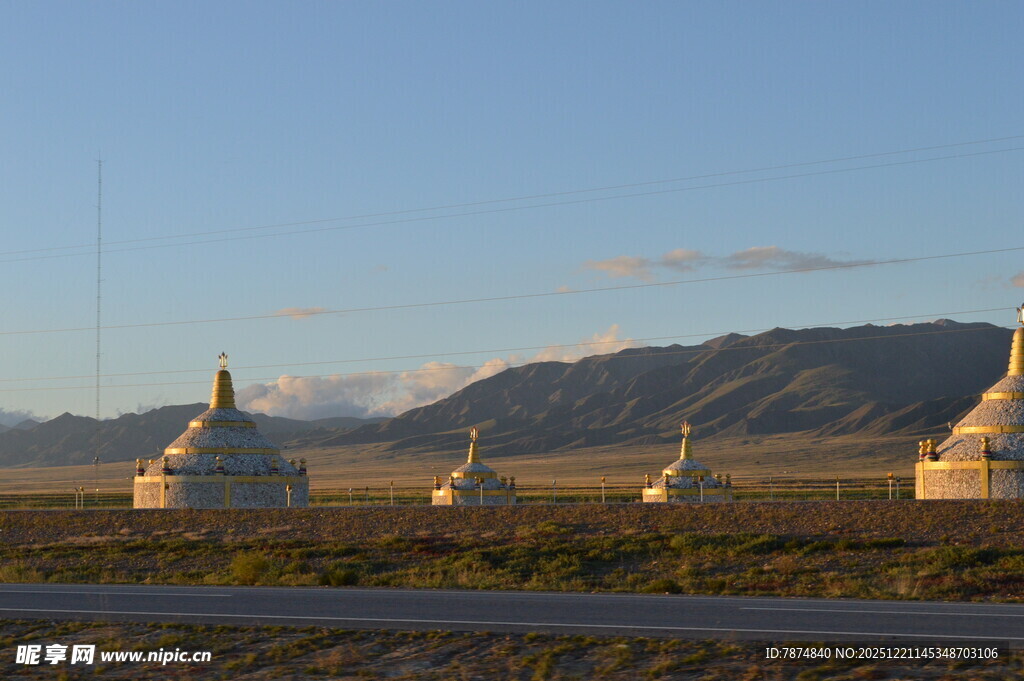 草原上的白塔景观