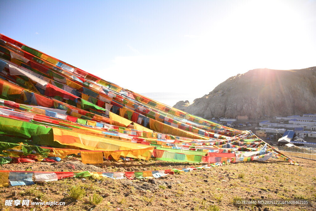 山坡上的五彩经幡