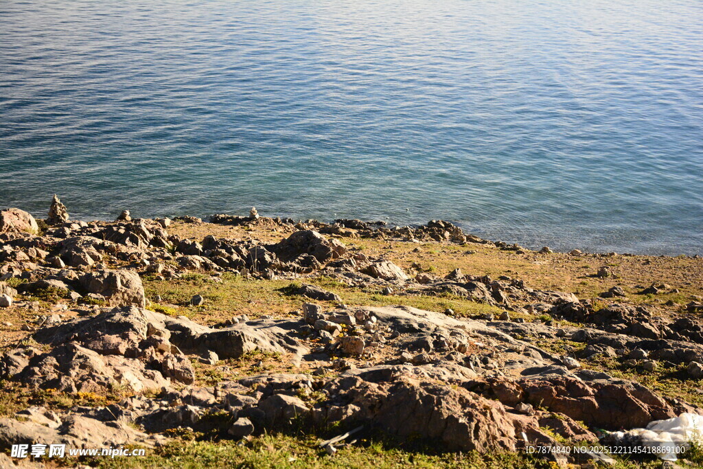 湖畔岩石景观