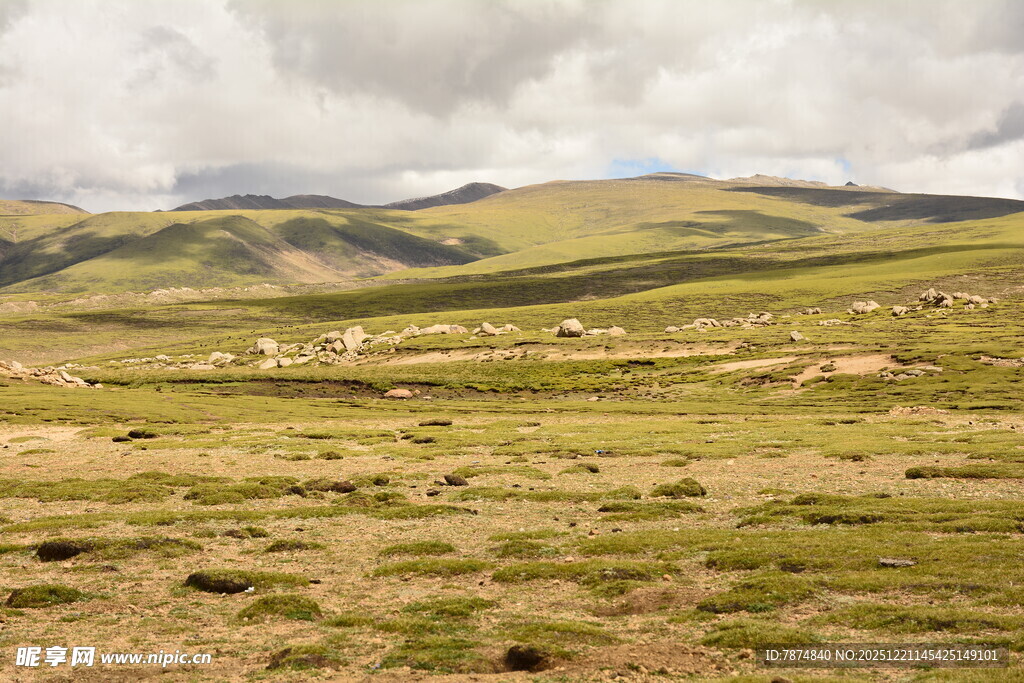广袤草原与远山的自然景致