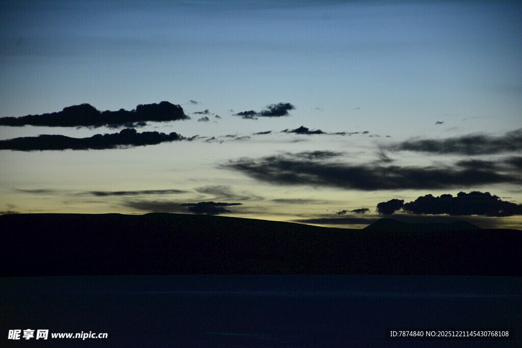 黄昏时分的天空与云朵