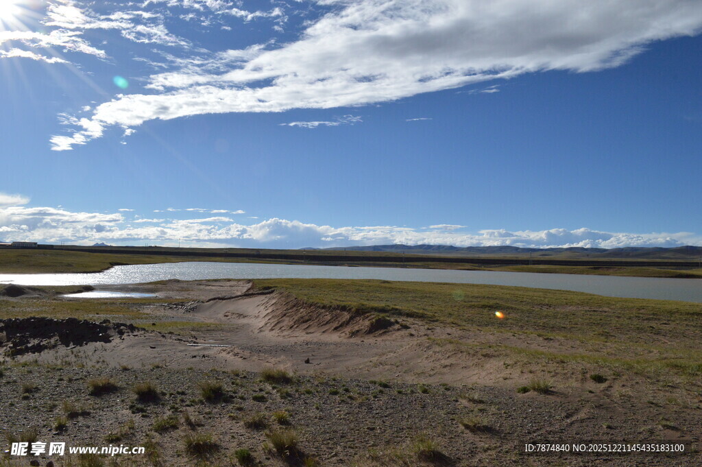 广袤原野上的蓝天白云景观