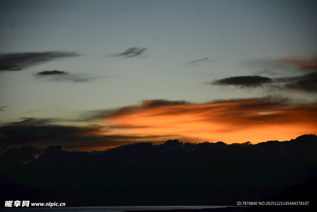 日落时分的绚烂天空