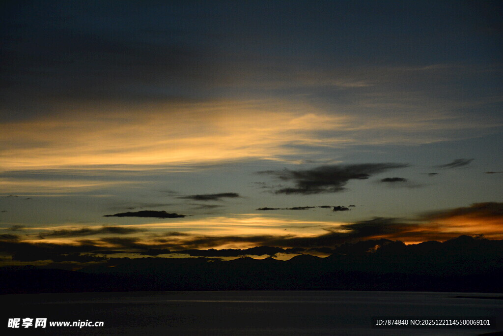 黄昏时分的绚丽天空
