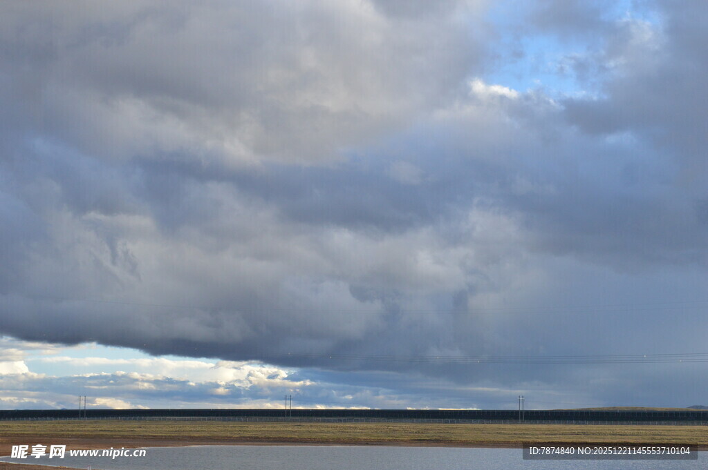 天空中厚重云层景观