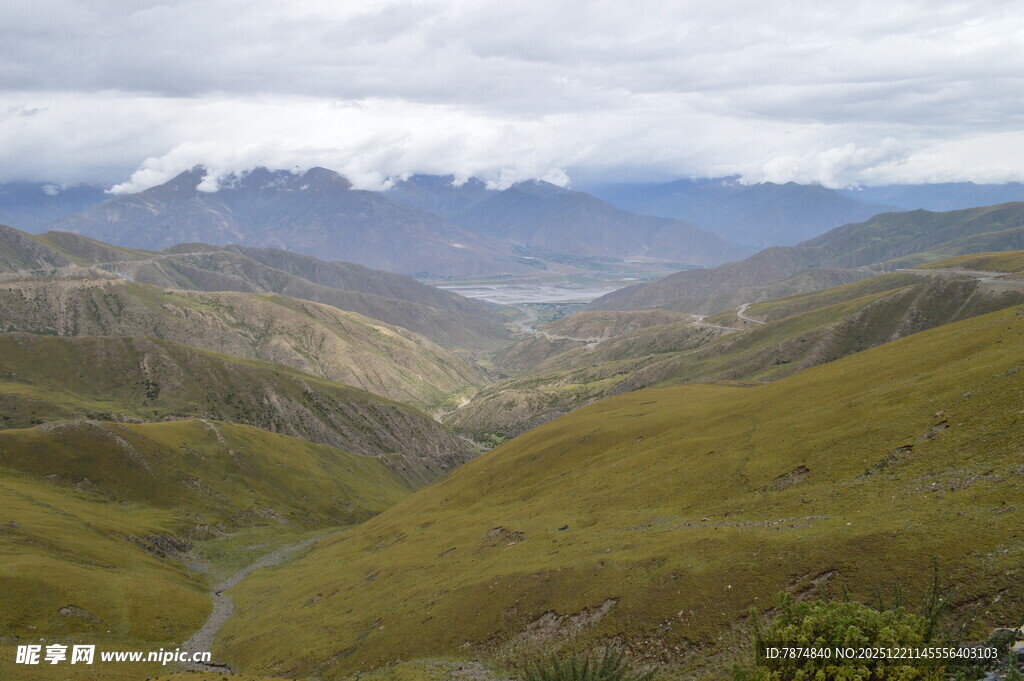 山间美景 绿意盎然的山谷