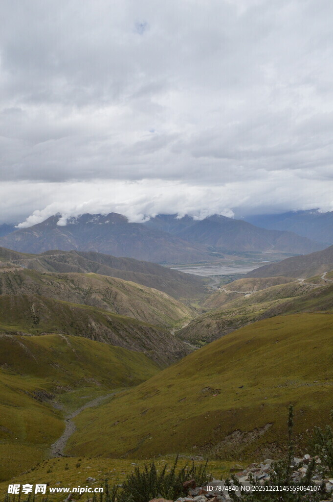 山间公路 云雾缭绕的美景