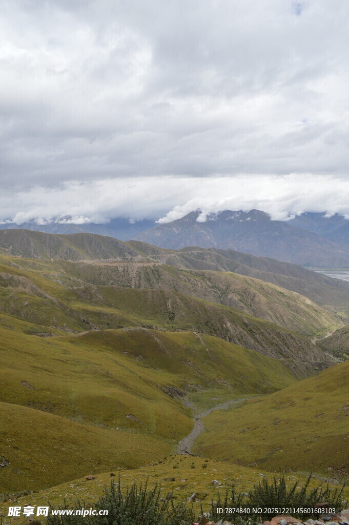 山间蜿蜒小路 绿野风光