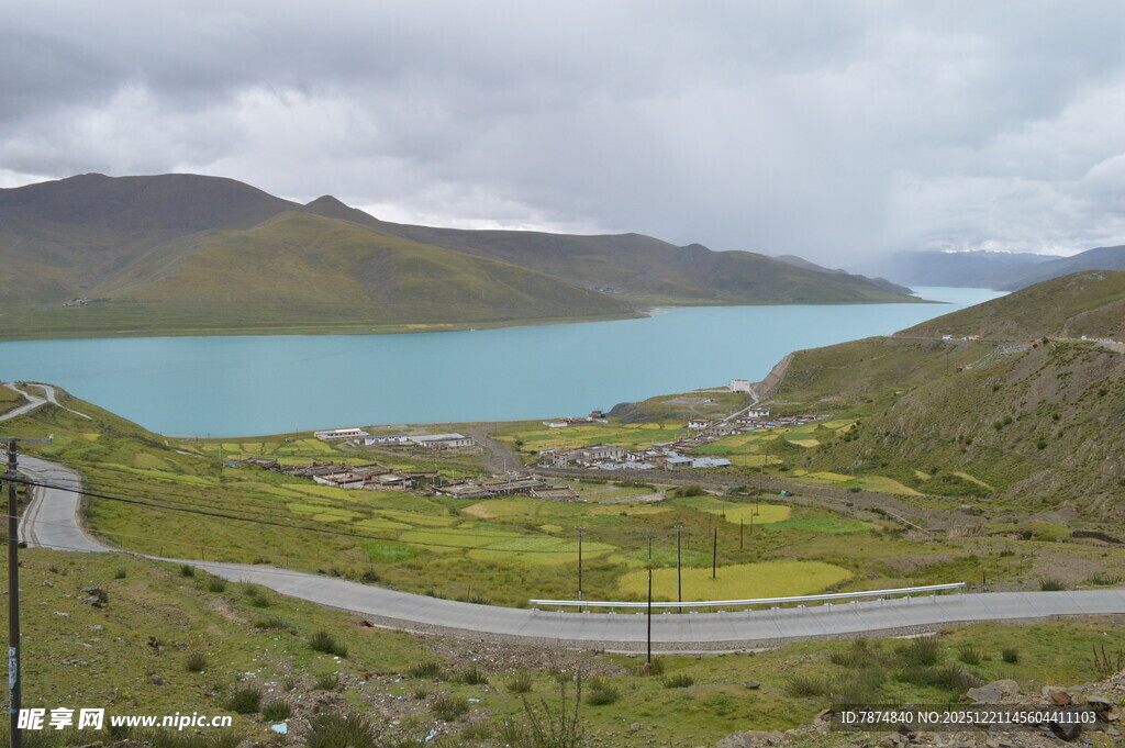 山间湖畔蜿蜒公路美景