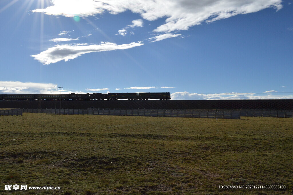 草原上的列车与蓝天白云