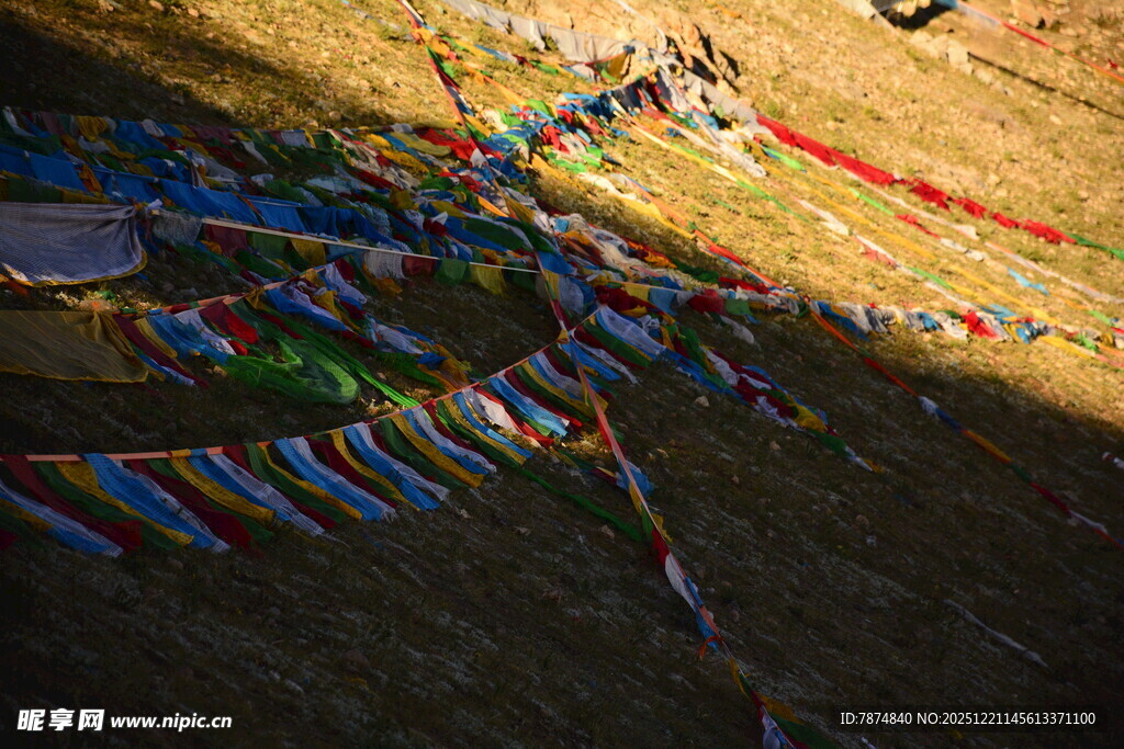 草原上的五彩经幡
