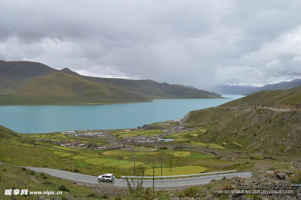 山间湖畔公路美丽风光