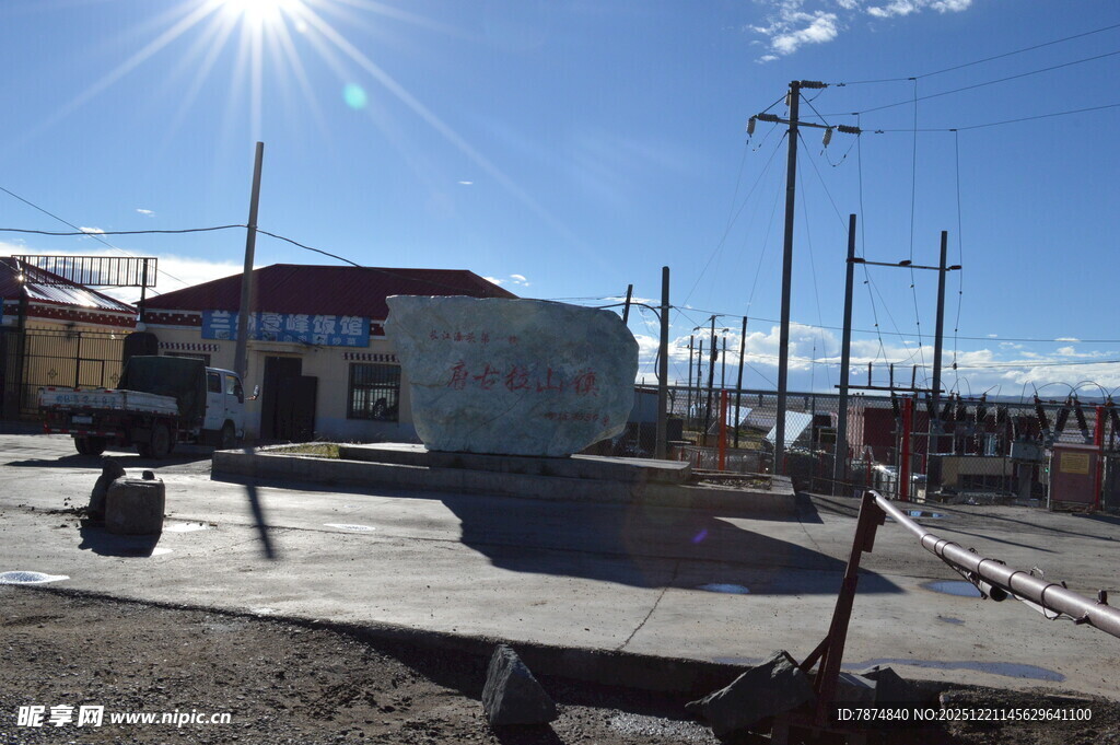 阳光照耀下的城镇户外场景