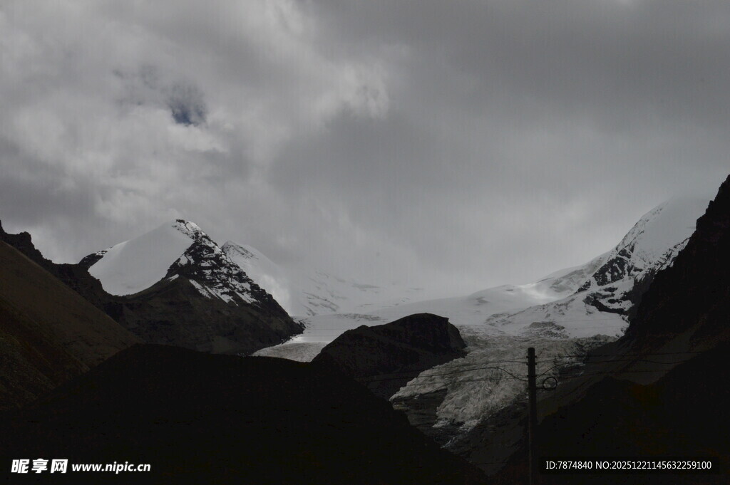 云雾缭绕的壮丽雪山