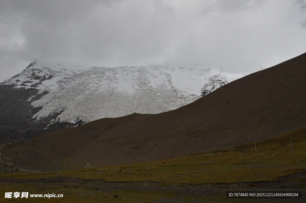 雪山下的广袤山地景观