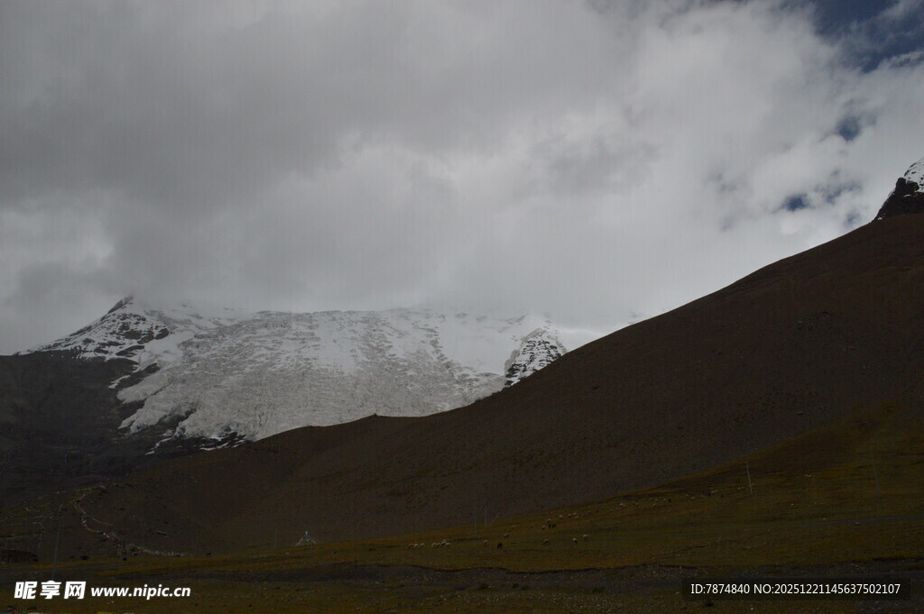 云雾缭绕的壮丽雪山景观