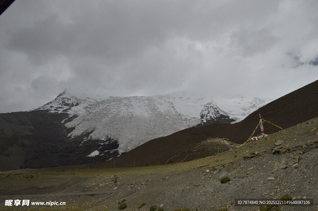 雪山下的开阔高原景观