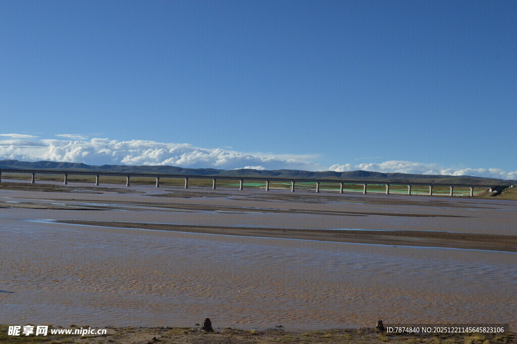 广阔河滩与远处雪山景观