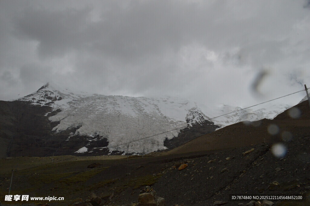 雨中朦胧的山峦景色
