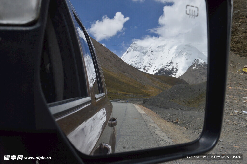 车镜中展现的高原公路美景
