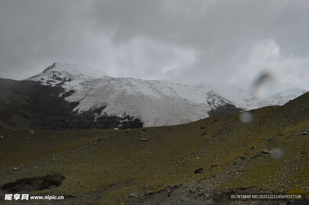 雪山下的广袤山地景观