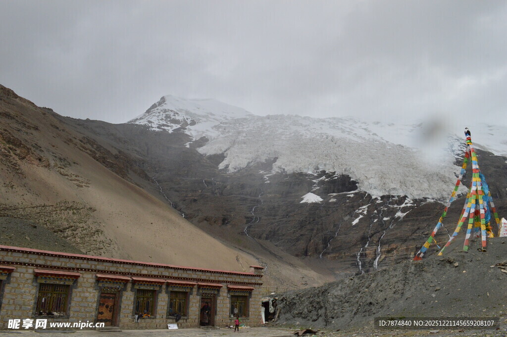 雪山下的藏式建筑与经幡