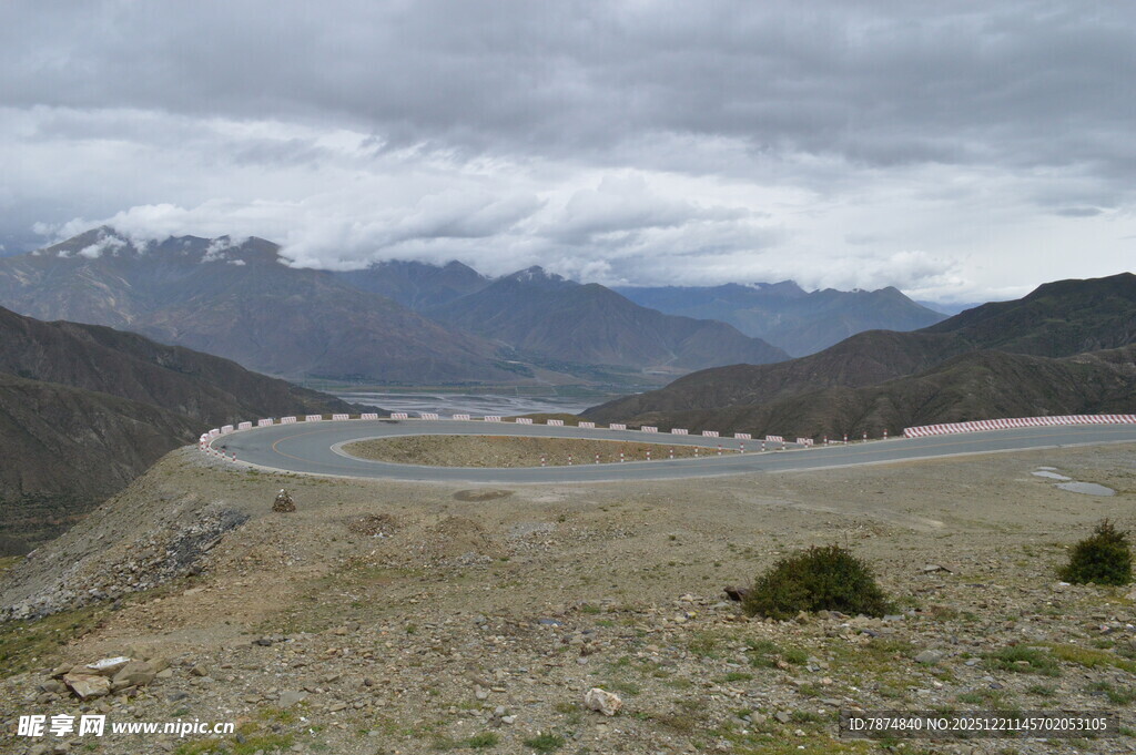 蜿蜒山路 壮美山景入眼帘