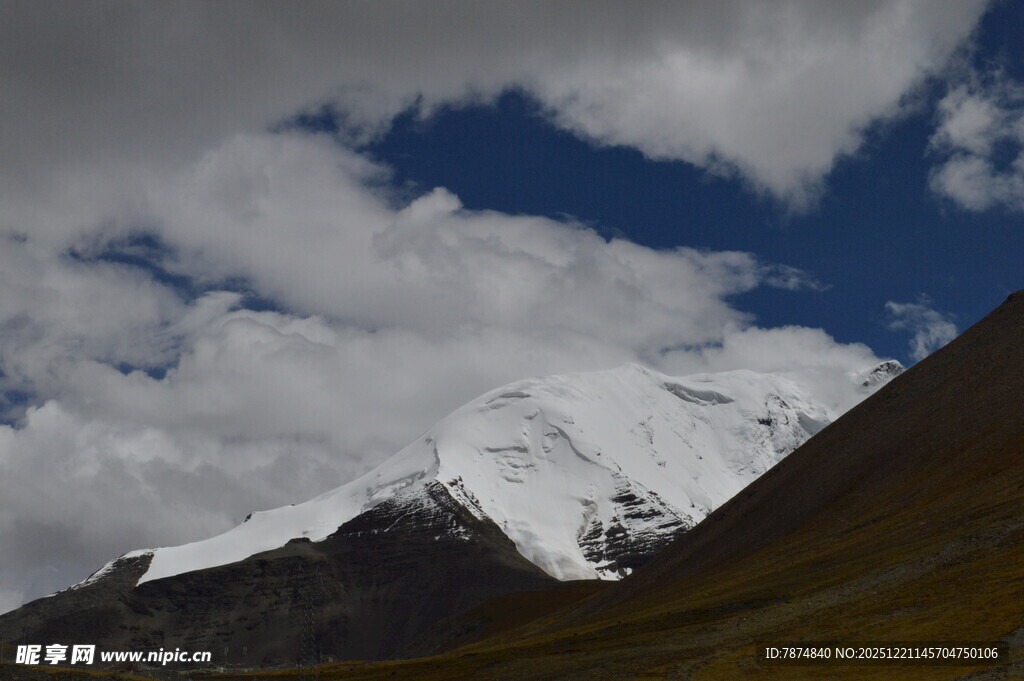 雪山蓝天壮丽自然景观