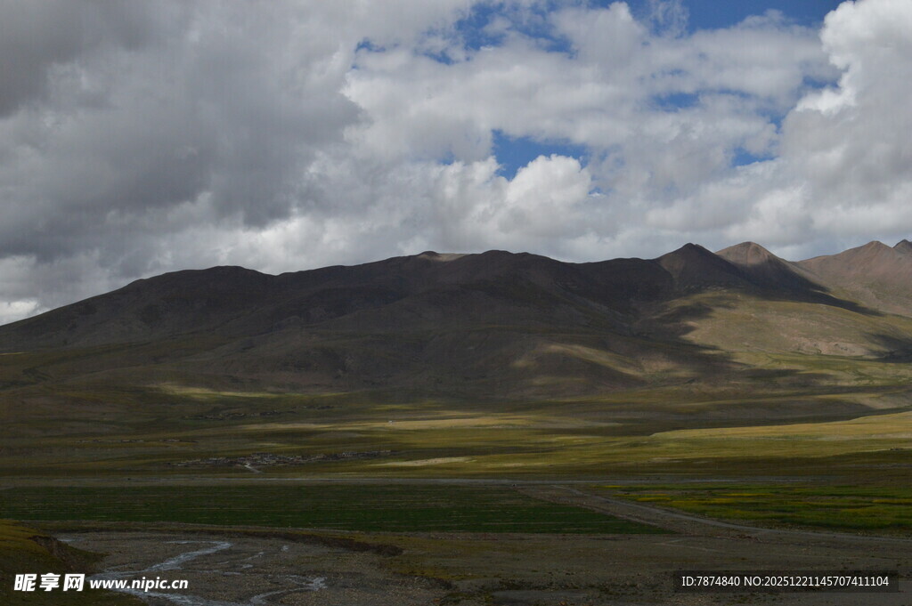 高山草原间的壮丽风光