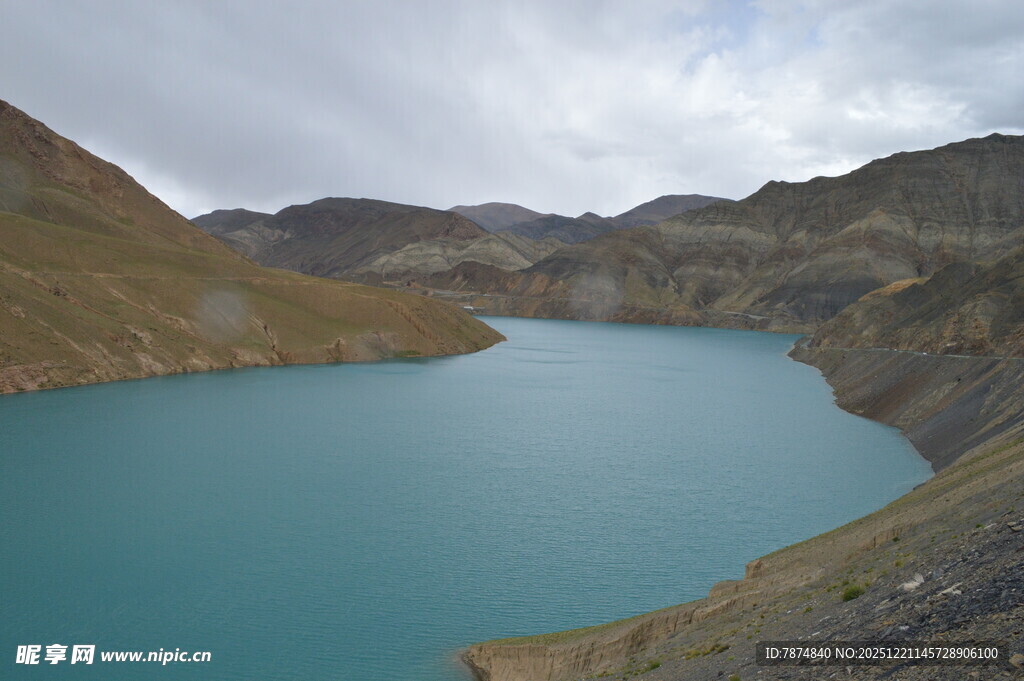 高山间的蓝湖美景