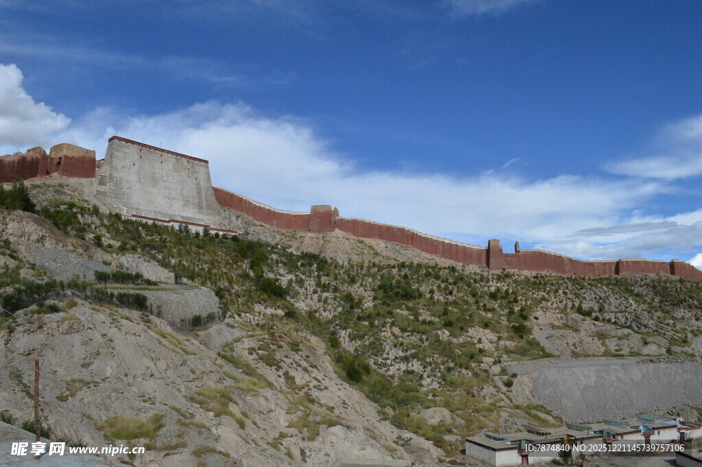 雄伟布达拉宫屹立于山巅