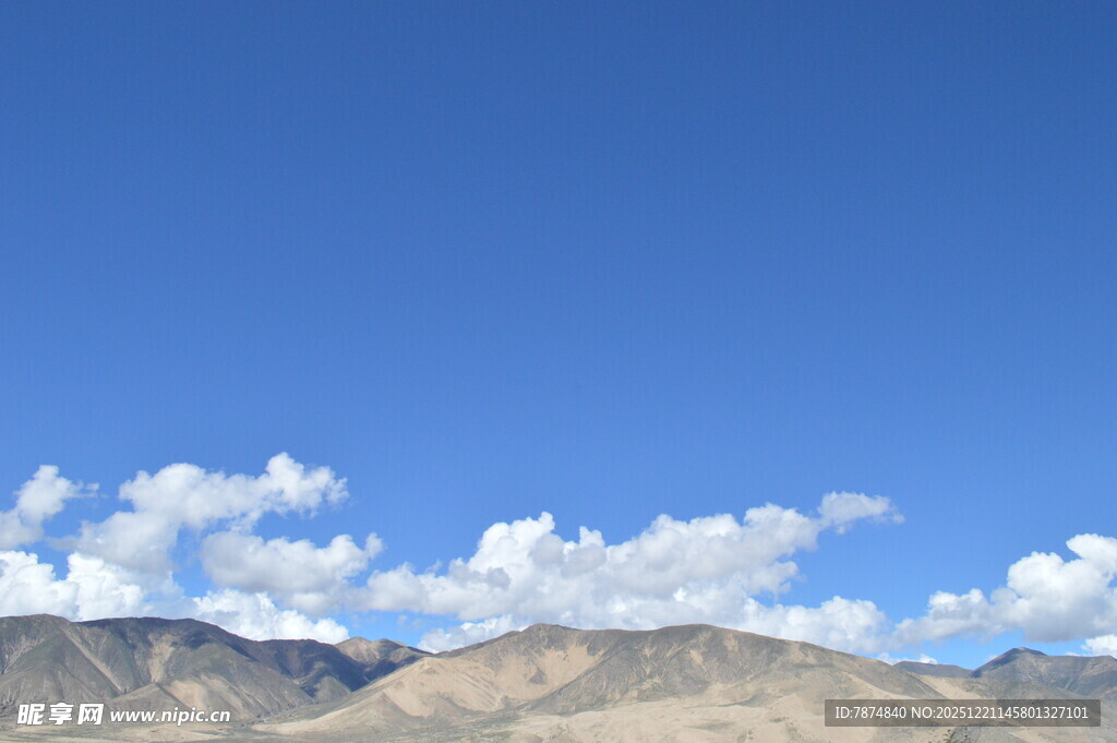蓝天雪山白云壮丽风景