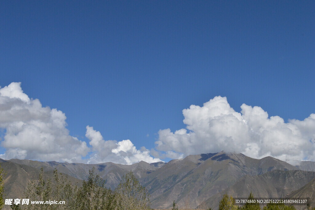 蓝天白云下的壮丽山脉