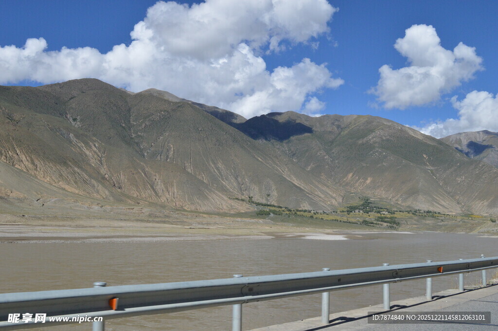 高原公路边的壮丽山景